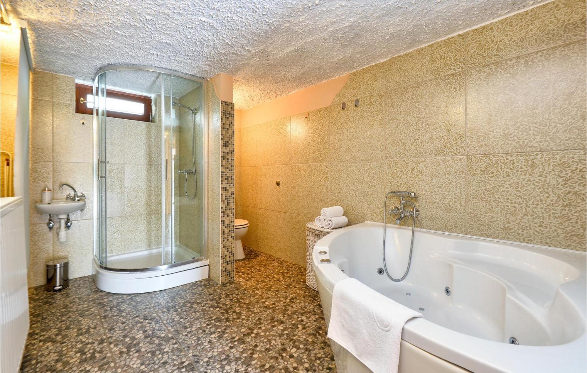 Beautiful Home In Sv,Martin Na Muri With Jacuzzi Свети Мартин на Мури Екстериор снимка